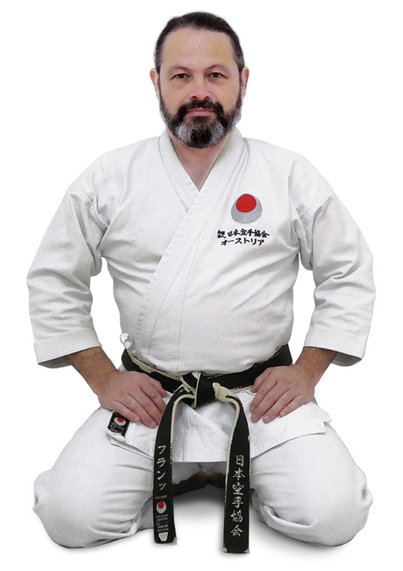 Franz Peischl (2022) Franz im japanischen Fersensitz, Trainer im Verein Karatekunst Wien